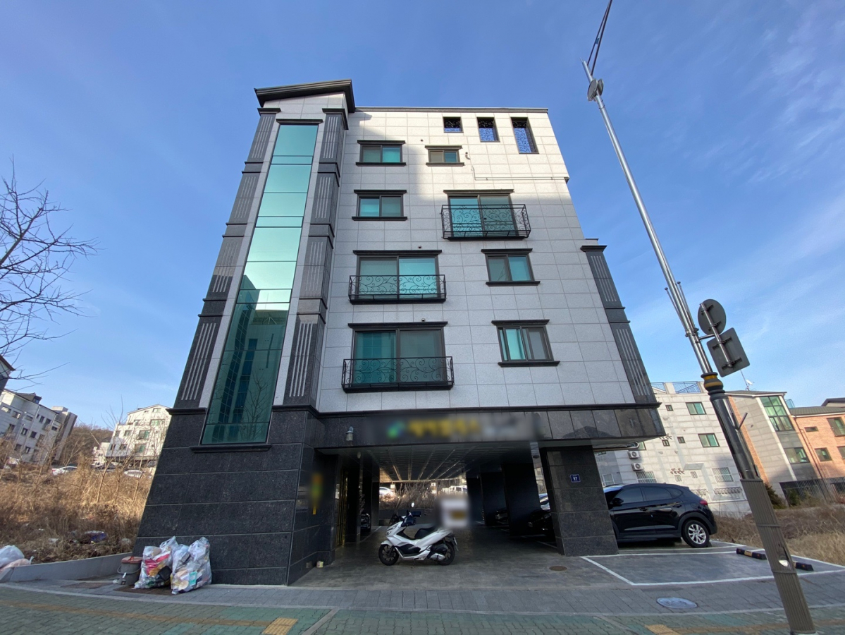 ▲인천에서 8살 딸을 학대해 숨지게 한 혐의로 20대 부부가 경찰에 체포됐다. 사진은 이들이 살았던 인천의 빌라 전경. (뉴시스)