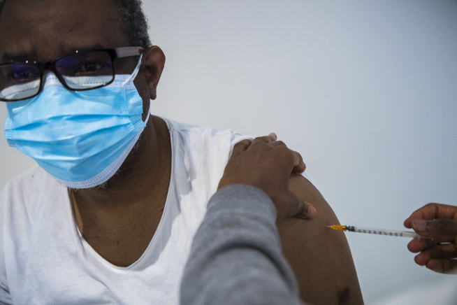 ▲프랑스 파리에서 지난달 26일(현지시간) 한 남성이 아스트라제네카의 신종 코로나바이러스 감염증(코로나19) 백신을 접종받고 있다. 파리/EPA연합뉴스