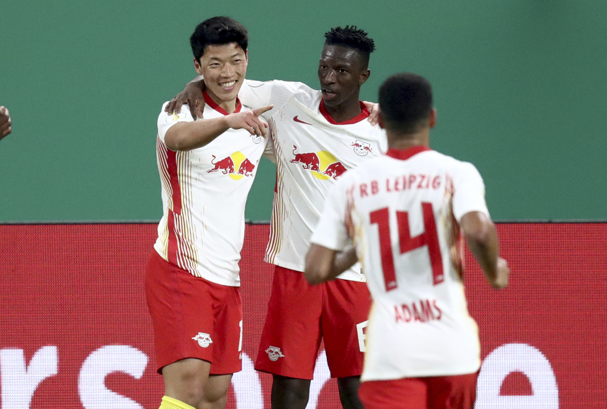 ▲독일 프로축구 분데스리가 라이프치히의 황희찬(왼쪽)이 3일(현지시간) 레드불 아레나에서 열린 볼프스부르크와의 2020-21시즌 DFB 포칼 8강전에서 팀의 승리를 확정짓는 쐐기골을 넣고 동료들과 기뻐하고 있다. (라이프치히=AP/뉴시스)