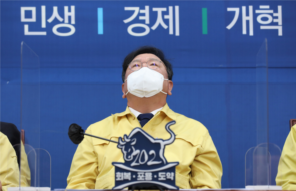 ▲더불어민주당 김태년 원내대표가 4일 국회에서 열린 정책조정회의에서 잠시 생각에 잠겨 있다. (연합뉴스)