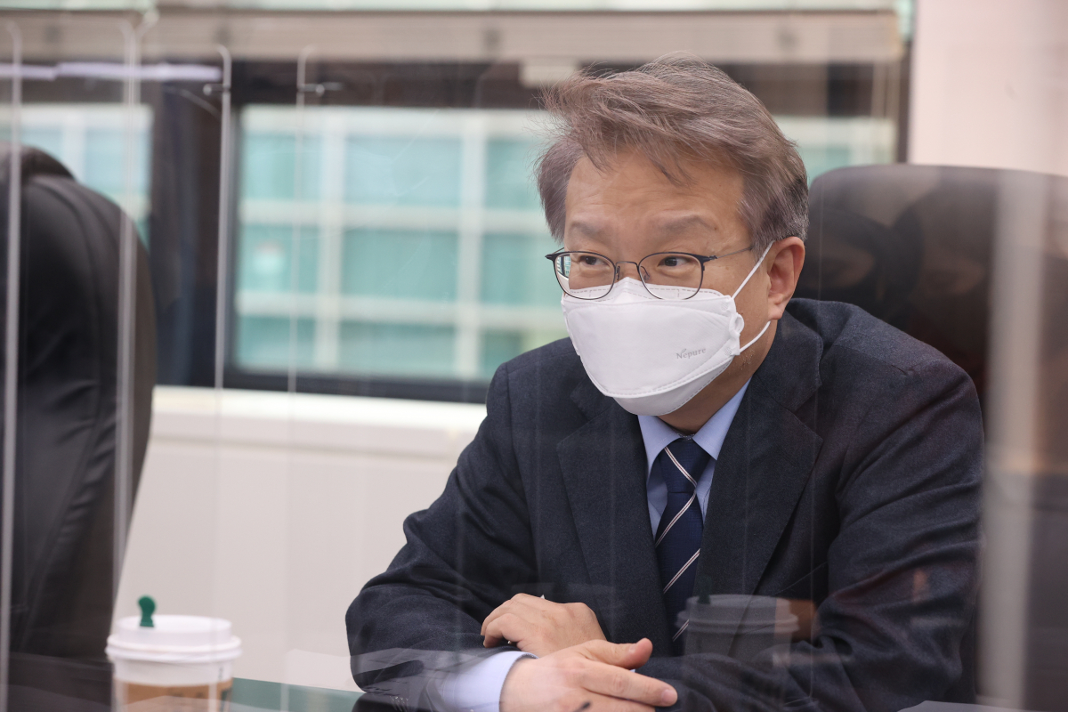 ▲4일 오후 벤처캐피탈협회 대회의실에서 열린 벤처업계 간담회에서 권칠승 장관이 벤처업계 회장들의 이야기를 듣고 있다.  (사진제공=중소벤처기업부)