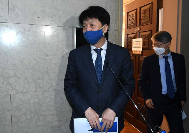 ▲더불어민주당 오기형 검찰개혁특별위원회 대변인이 4일 오전 서울 여의도 국회에서 열린 검찰개혁특위 회의를 마치고 브리핑하고 있다. (연합뉴스)