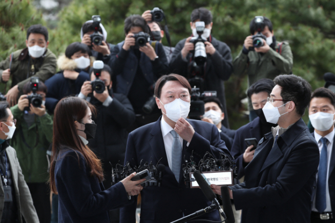 ▲윤석열 검찰총장이 4일 오후 서울 서초구 대검찰청에서 사퇴 의사를 밝히고 있다. (연합뉴스)