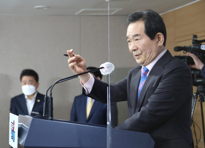 ▲정부가 한국토지주택공사(LH) 직원 땅 투기 의혹 조사를 위해 대규모 합동조사단을 출범시켰지만 ‘용두사미’식 수사에 그칠 것이란 전망이 나온다. 정세균 국무총리가 4일 오후 정부서울청사 브리핑실에서 질문을 받을 기자를 지명하고 있다. (연합뉴스)