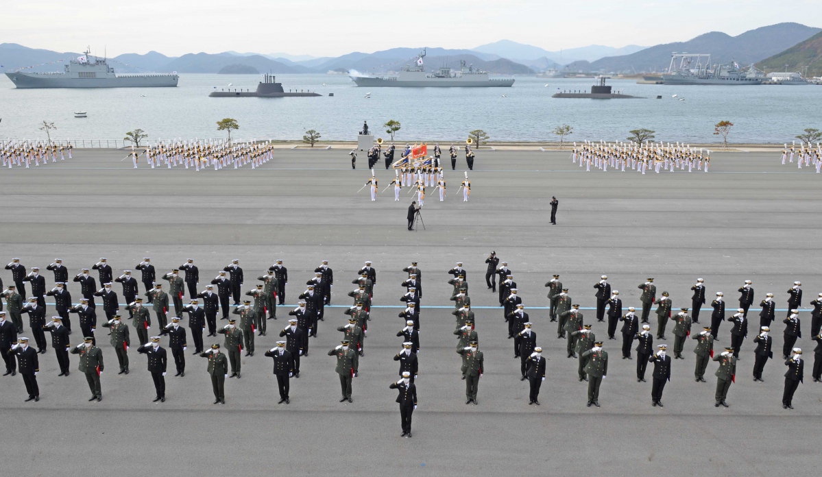 ▲지난해 11월 해군사관학교 연병장에서 열린 제129기 해군·해병대 학사사관 임관식이 열렸다. (뉴시스)