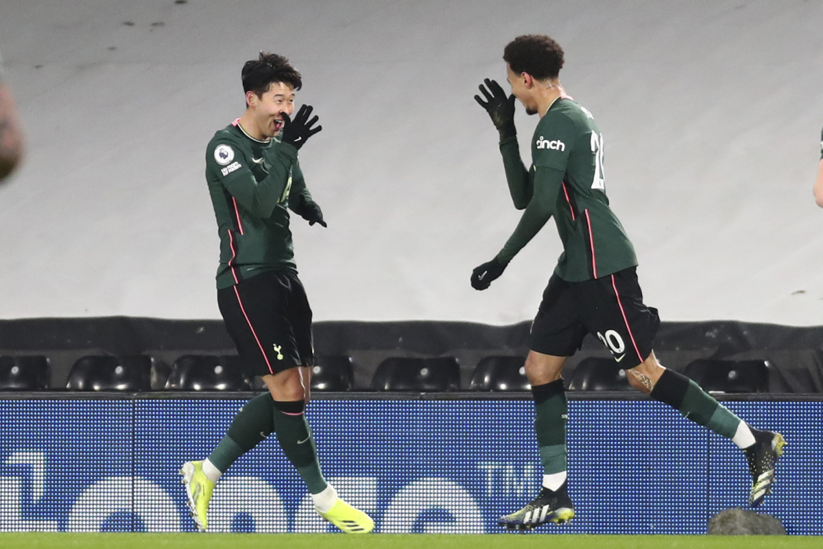 ▲잉글랜드 프로축구 프리미어리그 토트넘 홋스퍼의 손흥민(왼쪽)이 4일(현지시간) 영국 런던의 크레이븐 코티지에서 열린 풀럼과의 2020-21 잉글랜드 프리미어리그(EPL) 33라운드 전반 19분 자신의 도움으로 선제골을 넣은 델리 알리와 기뻐하고 있다. 그러나 이 골은 상대 자책골로 판명됐다. (런던=AP/뉴시스)