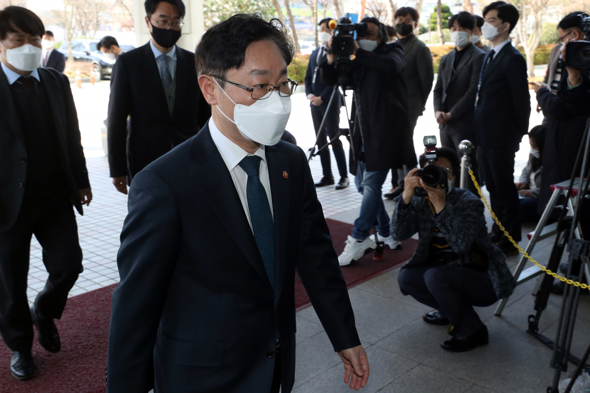 ▲박범계 법무부 장관이 5일 광주 동구 지산동 광주지방·고등검찰청 청사에 들어서고 있다.  (연합뉴스)