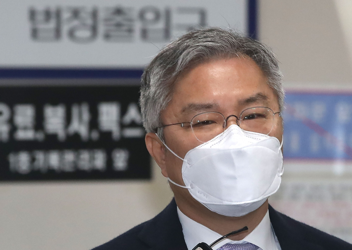 ▲공직선거법 위반 혐의로 기소된 열린민주당 최강욱 대표가 5일 오전 서울 서초동 중앙지법에서 열린 1심 첫 공판에 출석하고 있다. 최 대표는 작년 총선 기간에 조국 전 장관의 아들이 실제 인턴 활동을 했다는 발언을 해 허위사실을 공표한 혐의를 받는다. (연합뉴스)