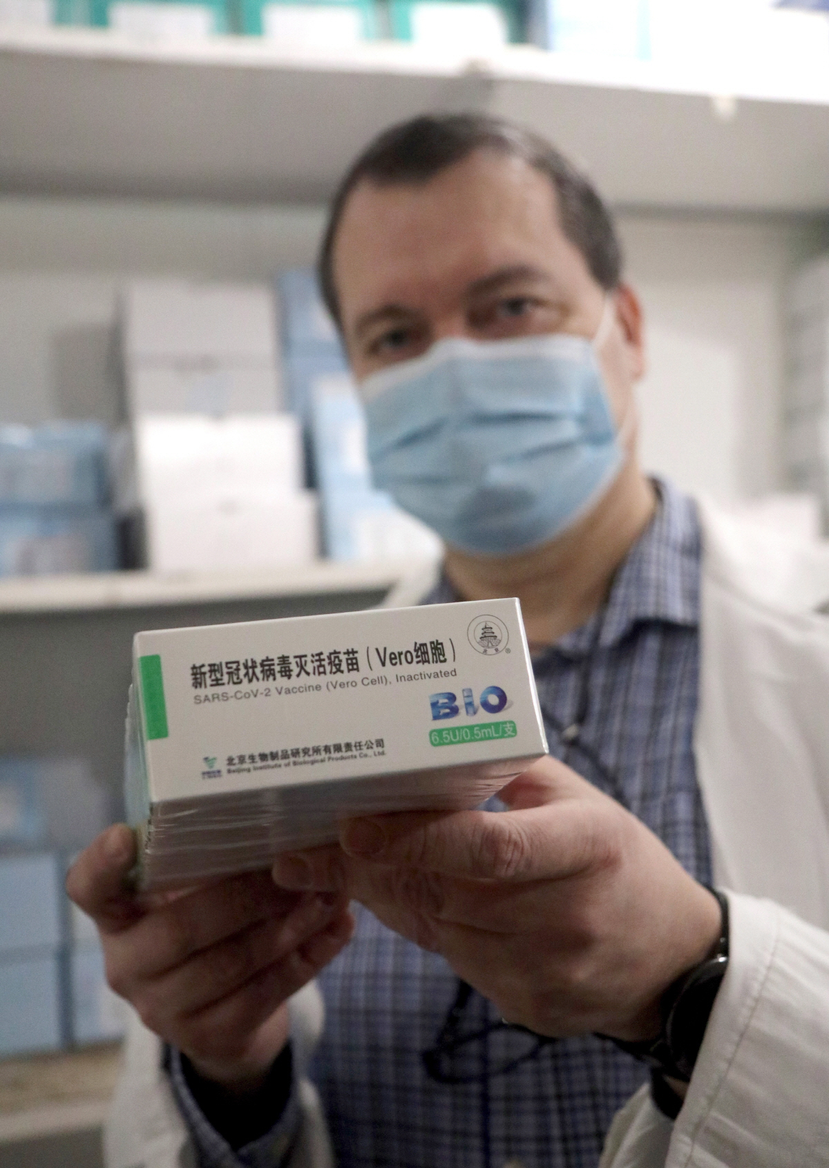 ▲3일(현지시간) 헝가리 미스콜치의 한 병원에서 의료진이 중국 시노팜이 개발한 백신을 들어보이고 있다. 미스콜치/EPA연합뉴스
