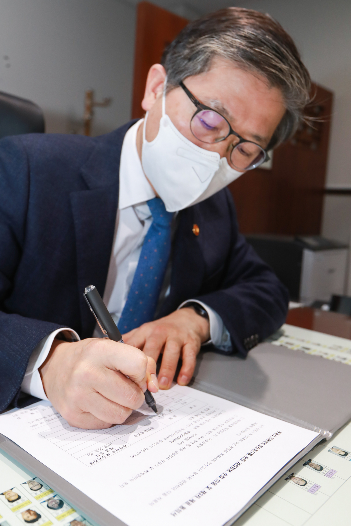 ▲변창흠 국토교통부 장관이 5일 토지소유 정보수집 동의서를 작성하고 있다. (사진제공=국토교통부)