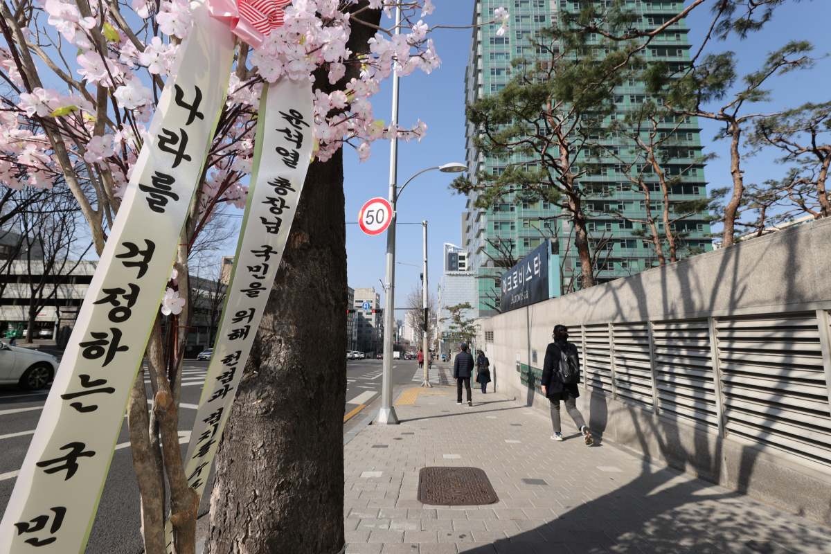 ▲문재인 대통령이 윤석열 검찰총장 면직안을 재가한 5일 오후 서울 서초구 윤 전 총장 자택 앞에 지지자가 보낸 벚꽃 조화가 걸려 있다. (연합뉴스)