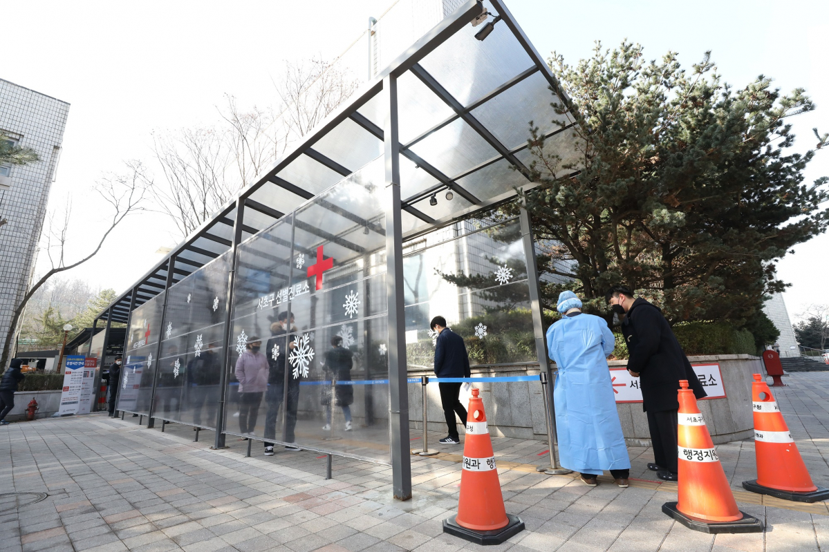 ▲신종 코로나바이러스(코로나19) 감염증 신규 확진자 수가 398명으로 집계된 5일 오전 서울 서초구 보건소에 마련된 선별진료소에서 시민들이 검사를 받기위해 대기하고 있다. (뉴시스)