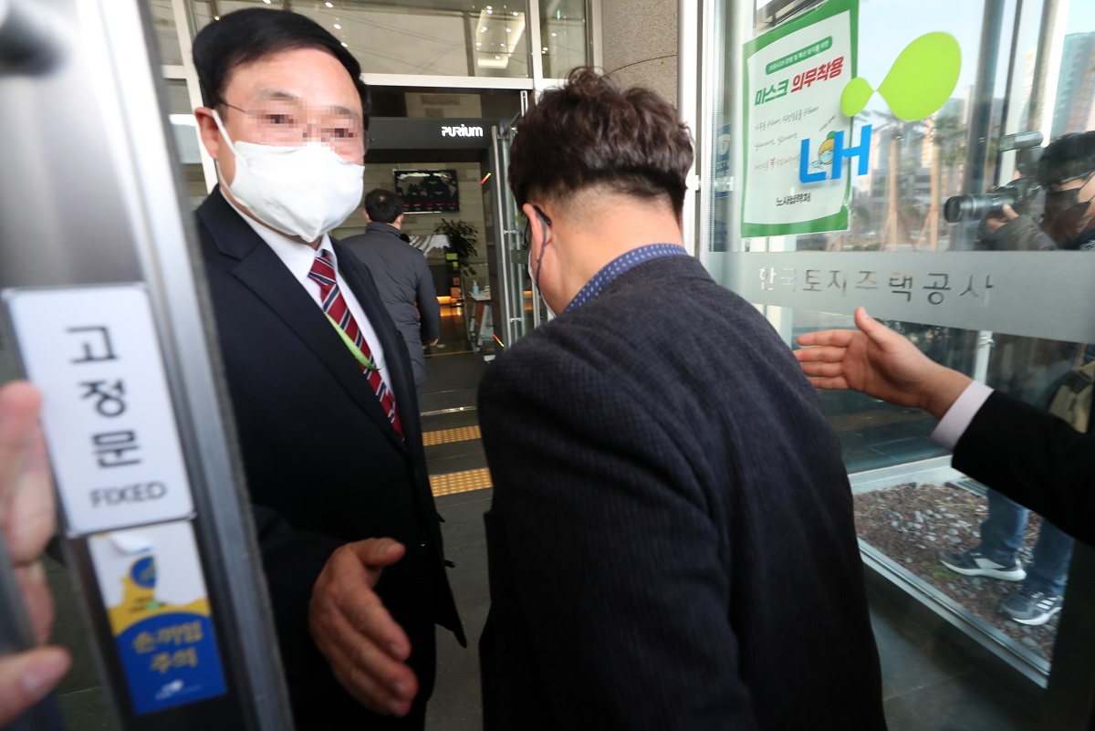 ▲'LH 땅 투기 의혹'과 관련해 출범한 '관계기관 합동조사단'이 5일 경남 진주시 충무공동 한국토지주택공사(LH) 본사를 방문하고 있다. (연합뉴스)