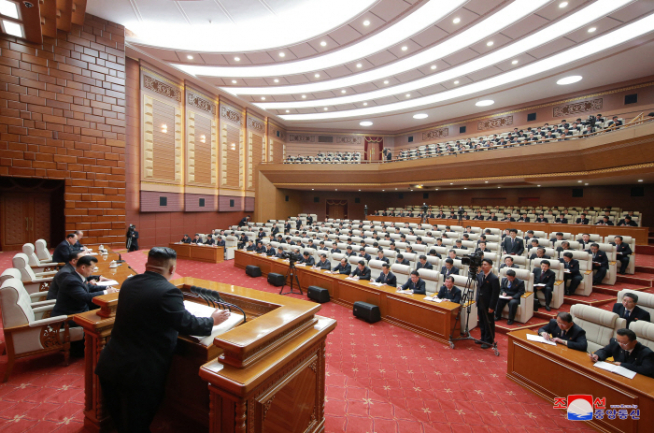 ▲북한의 제1차 시·군당 책임비서 강습회가 전날 4일차 회의 후 종료됐다고 조선중앙통신이 7일 보도했다. 김정은 총비서가 연설하는 동안 참가자들이 메모하면서 경청하고 있다. (평양 조선중앙통신/연합뉴스 )