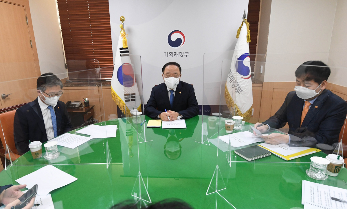 ▲홍남기 경제부총리 겸 기획재정부 장관이 7일 서울 광화문 정부서울청사에서 '부동산 관계장관회의'를 주재하고 있다. (사진제공=기획재정부)
