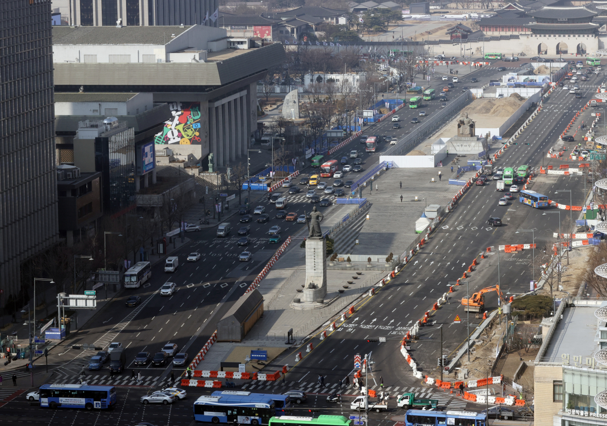 ▲5일 서울시는 6일 0시를 기해 광화문광장 서쪽 도로를 폐쇄하고 동쪽 세종대로에서 양방향 통행을 시작한다고 밝혔다. (사진출처=연합뉴스)