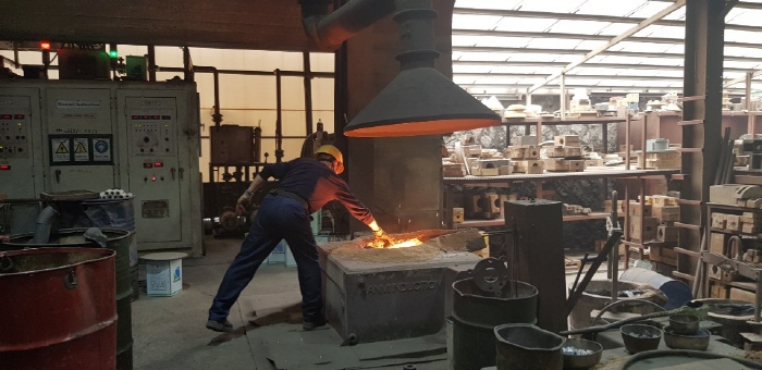 ▲안전투자혁신사업 대상인 50인 미만 사업장의 주물공정에서 노동자가 작업을 하고 있다. (사진제공=안전보건공단)