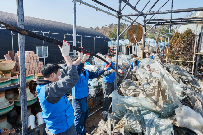 ▲KCC행복나눔봉사단이 5일 서울 서초구 청계화훼단지에서 화재 피해 복구를 돕고 있다. (사진=KCC)