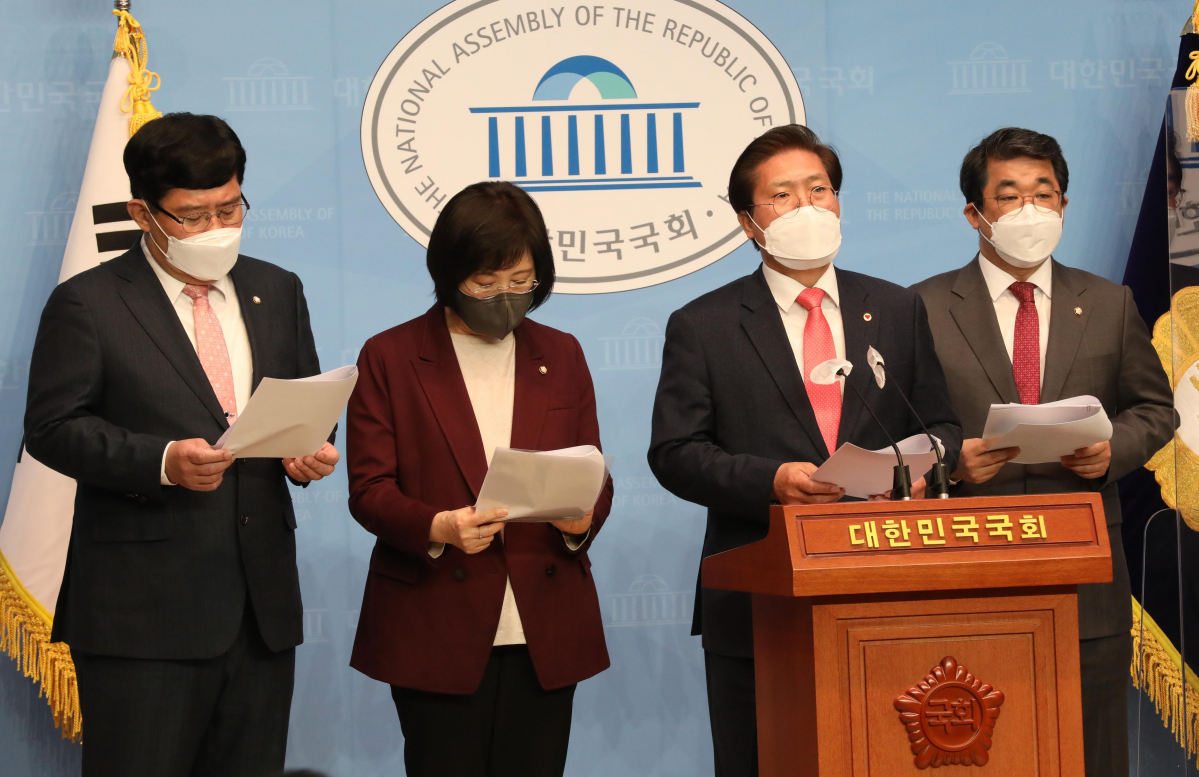 ▲국민의힘 부동산시장정상화특위 송석준 위원장과 의원들이 8일 오전 서울 여의도 국회 소통관에서 LH임직원 부동산 투기 관련 기자회견을 하고 있다. 왼쪽부터 윤창현, 정경희 의원,송석준 위원장, 배준영 의원. (연합뉴스)