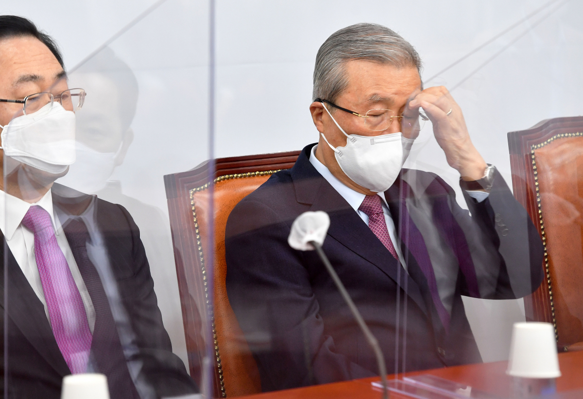 ▲김종인 국민의힘 비상대책위원장이 8일 오전 서울 여의도 국회에서 열린 비상대책위원회의에서 생각에 잠겨 있다. (연합뉴스)