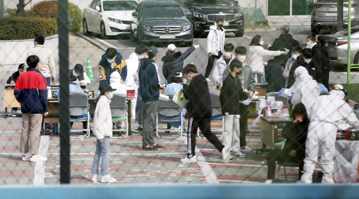 ▲신종 코로나바이러스 감염증(코로나19) 확진자가 발생한 서울 강동구 한 고등학교에 마련된 임시 선별검사소에서 학생들이 코로나19 검사를 받고 있다.  (뉴시스)