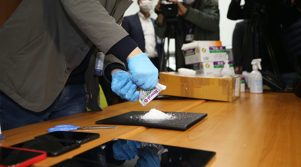 ▲전북경찰청 마약수사대가 마약을 비타민으로 위장해 밀반입한 뒤 국내에 유통한 태국인 7명을 구속했다. 사진은 경찰이 이들에게서 압수한 필로폰과 야바. (연합뉴스)