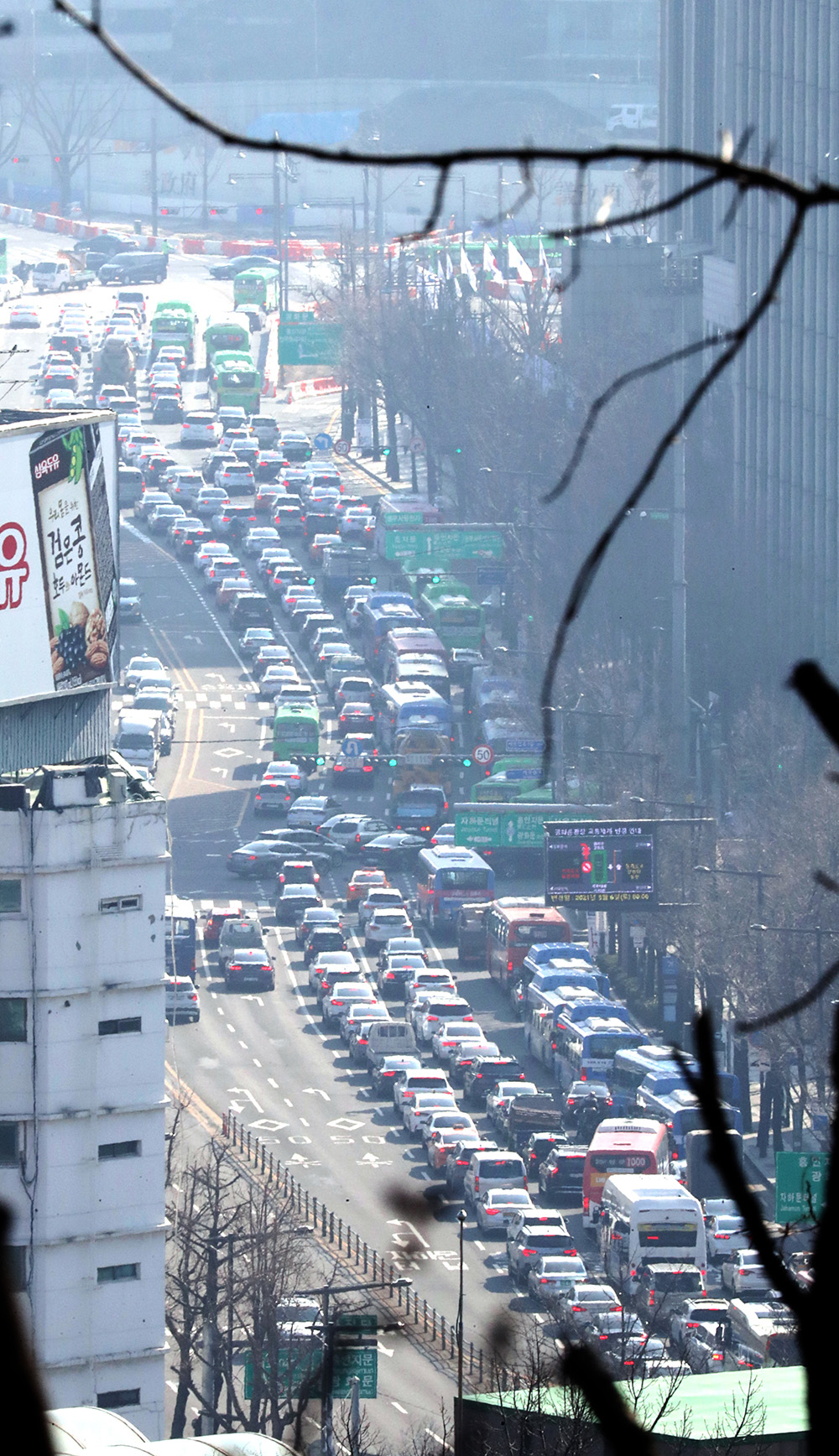 ▲광화문광장 서쪽도로 통제 후 출근 첫날인 8일 오전 광화문광장 진입 도로인 서울 종로구 사직로 일대가 정체되고 있다.  (연합뉴스)