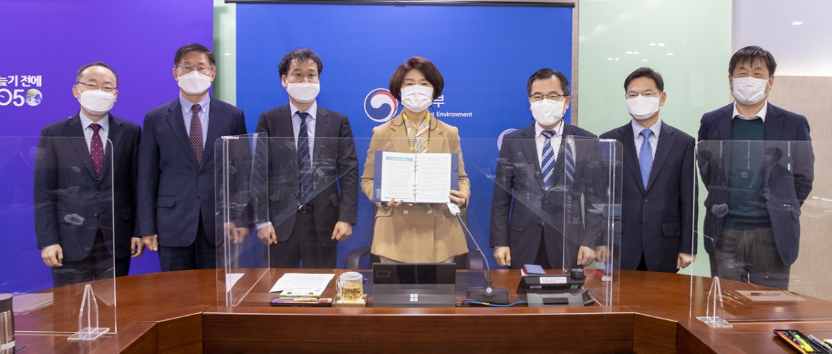 ▲한정애 환경부장관이 8일 오전 세종청사에서 개최한 현안점검회의에서 환경부 전직원과 함께 청렴문화 정착으로 국민들께 신뢰받는 환경부를 만들어 나가기 위해 청렴서약서에 서명하고 간부공무원들과 기념촬영을 하고 있다. (사진제공=환경부)