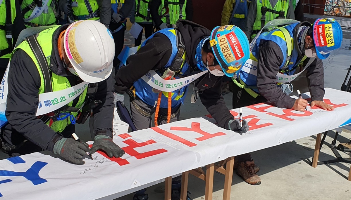 ▲2일 삼성물산 평택 건설현장에서 협력업체 소장들이 작업중지권 이행에 대한 약속을 다짐하는 서명을 하고 있다. (사진제공=삼성물산)