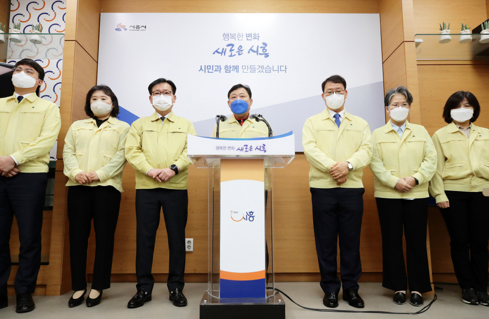 ▲8일 오전 경기도 시흥시청에서 시흥시의회 더불어민주당 의원들이 최근 불거진 민주당 소속 시의원 광명ㆍ시흥지구 투기 의혹 관련 사과 기자회견을 하고 있다. (연합뉴스)