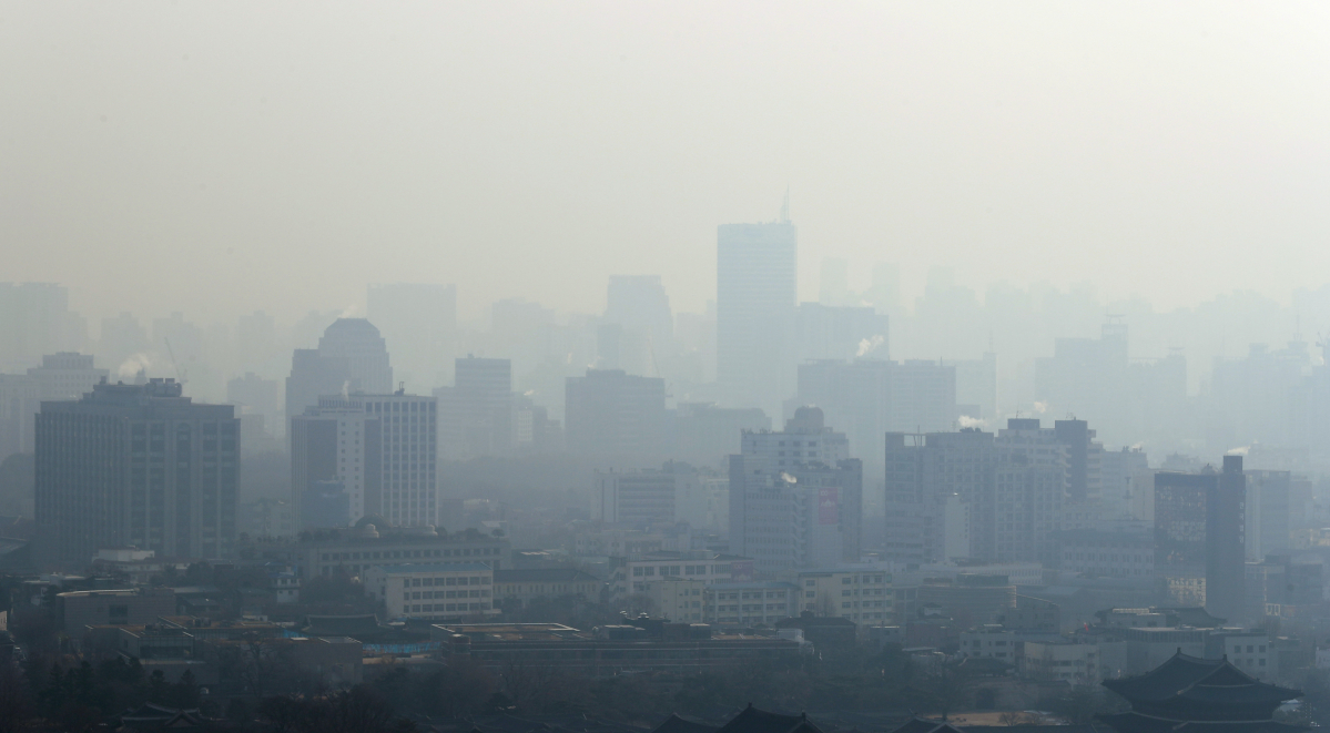 ▲서울 종로구 인왕산 자락에서 바라본 도심이 초미세먼지와 연무의 영향으로 뿌옇다. (뉴시스)