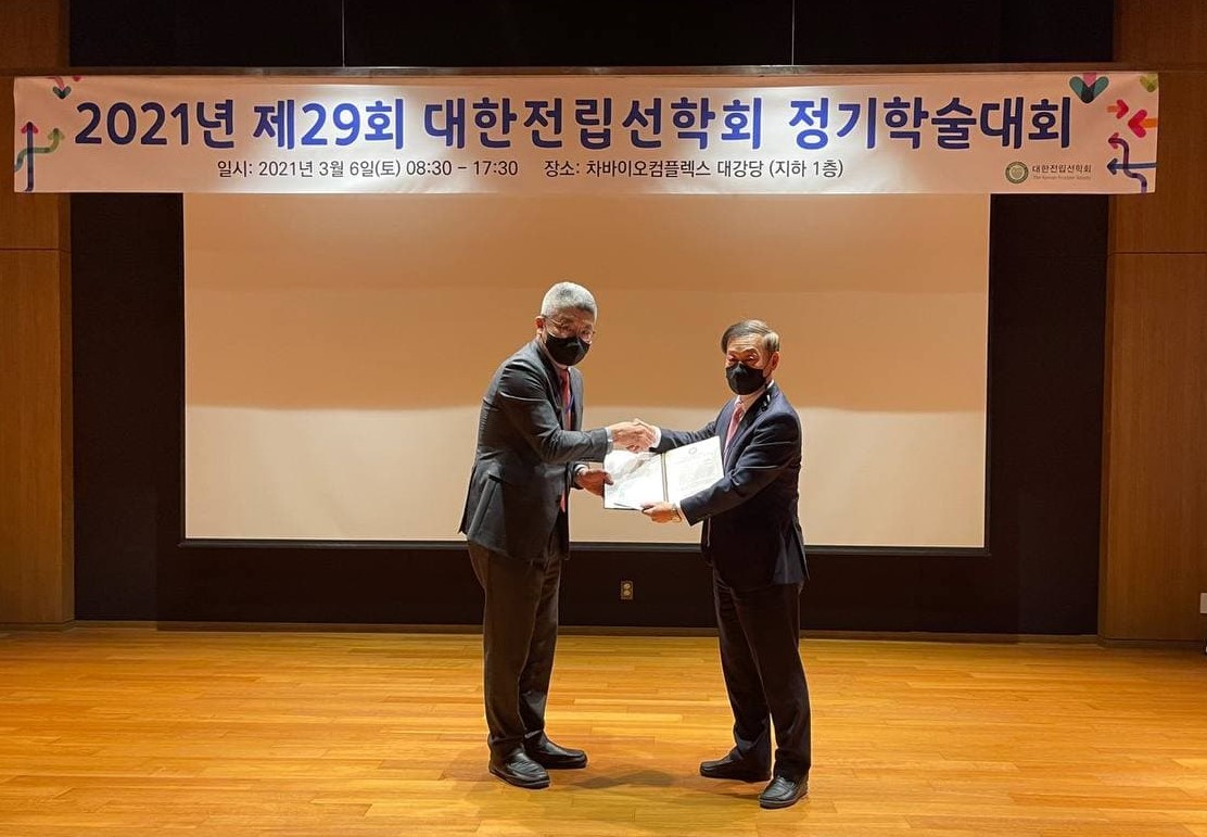 ▲(왼쪽) 홍준혁 울산의대 서울아산병원 비뇨의학과 교수(대한전립선학회 회장), 이경섭 계명대학교 경주동산병원장. (사진=젬백스)