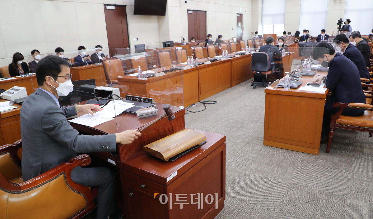▲9일 행정안전위원회 법안심사1소위가 국민의힘 의원들이 불참한 가운데 열린 모습.