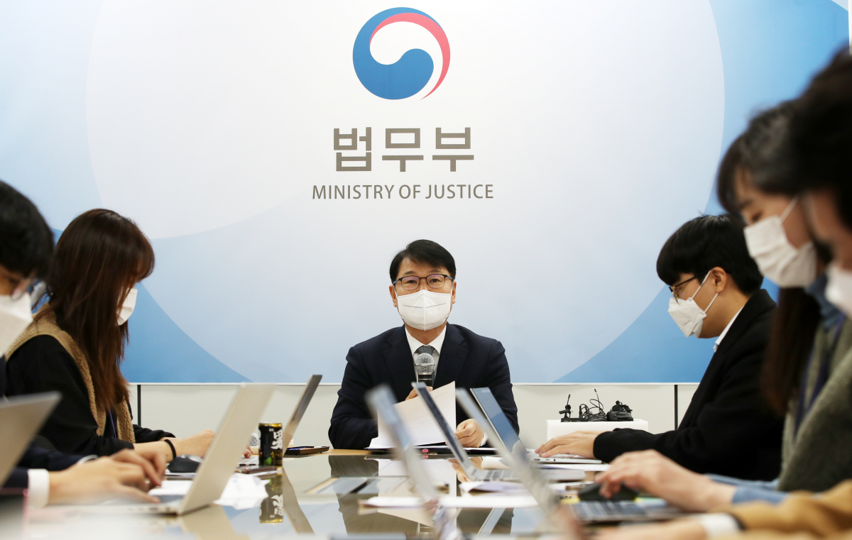 ▲강성국 법무부 법무실장이 9일 오전 서울 서초구 서울고검 의정관에서 1인가구의 사회적 공존을 위한 개선 추진 관련 브리핑을 하고 있다. (뉴시스)