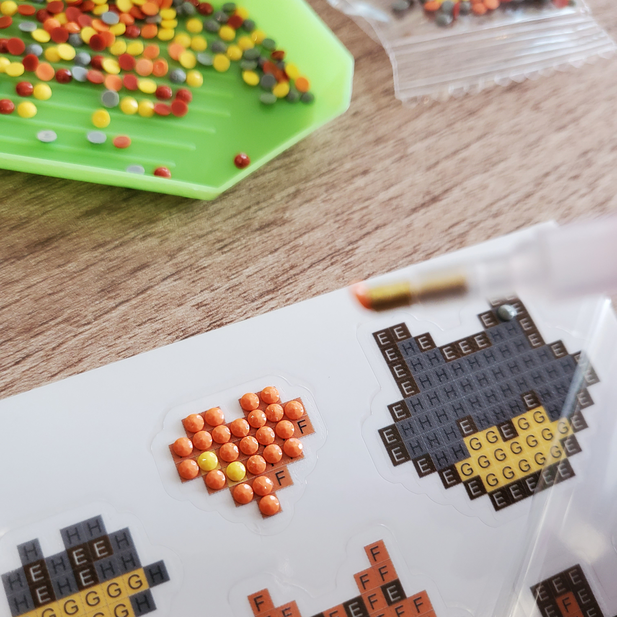 ▲보석 십자수는 조그마한 비즈를 ‘콕 찍어’ 붙여 만드는 공예로, 특별한 기술이 없어도 간단하게 예쁜 작품을 만들 수 있다. (사진=안유리 기자 inglass@)