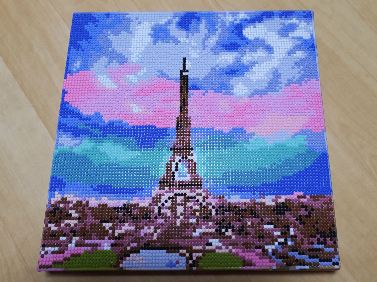 ▲김다연 씨는 “코로나19 이후 집에 있는 시간이 늘어나면서 보석 십자수를 시작했다”고 말했다. 사진은 다연 씨가 처음 완성한 보석 십자수 작품으로 “가장 애정 하는 작품”이라고 소개했다.  (사진제공=김다연)