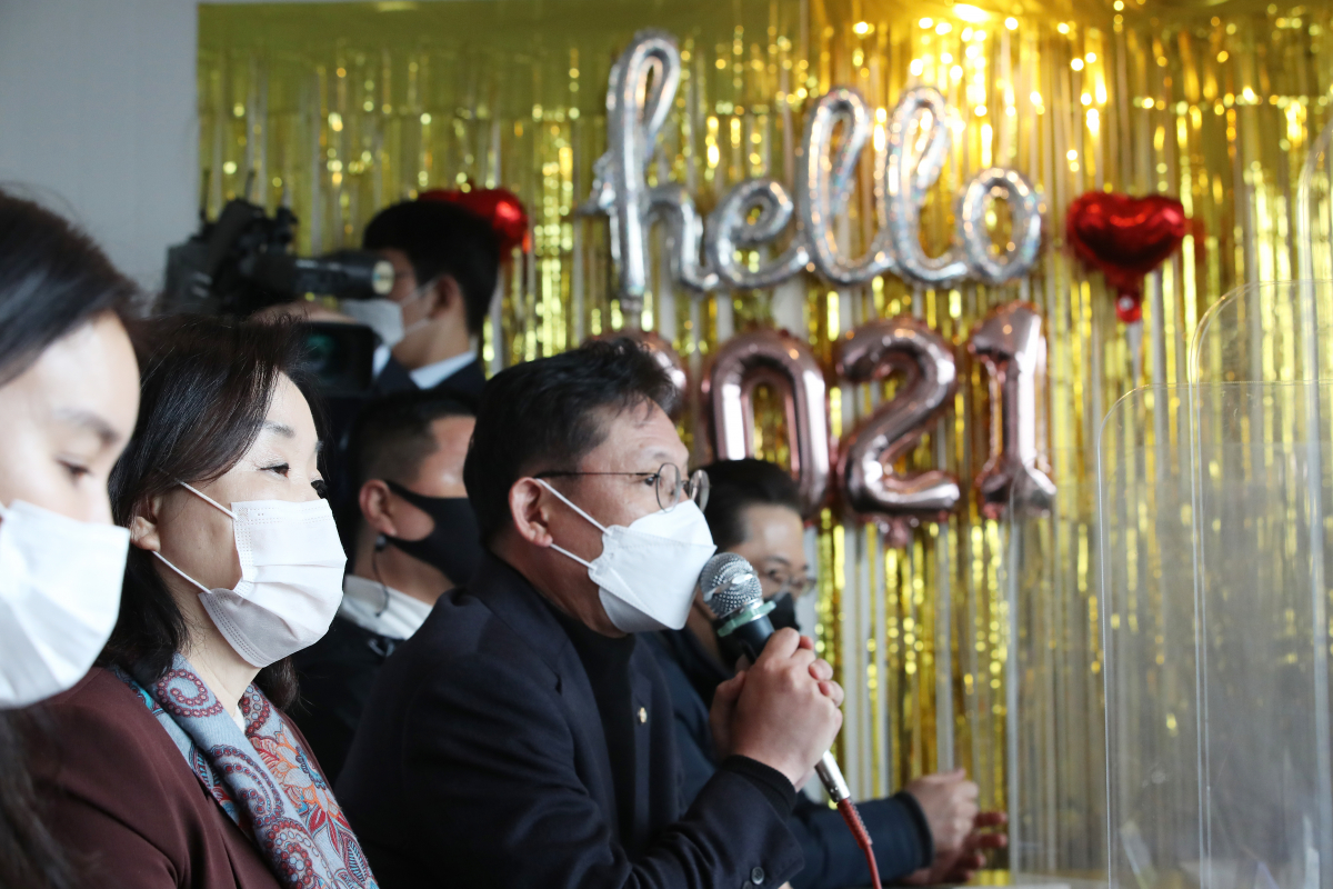 ▲코로나19 대응 전국자영업자비상대책위원회, 정의당 의원 등이 9일 오전 서울 마포구 상수동의 한 파티룸에서 '제대로 된 코로나 재난 보상을 위한 손실보상 소급적용 등 자영업자 단체 간담회'를 하고 있다. 왼쪽 두번째부터 정의당 심상정 의원, 배진교 의원. (연합뉴스)