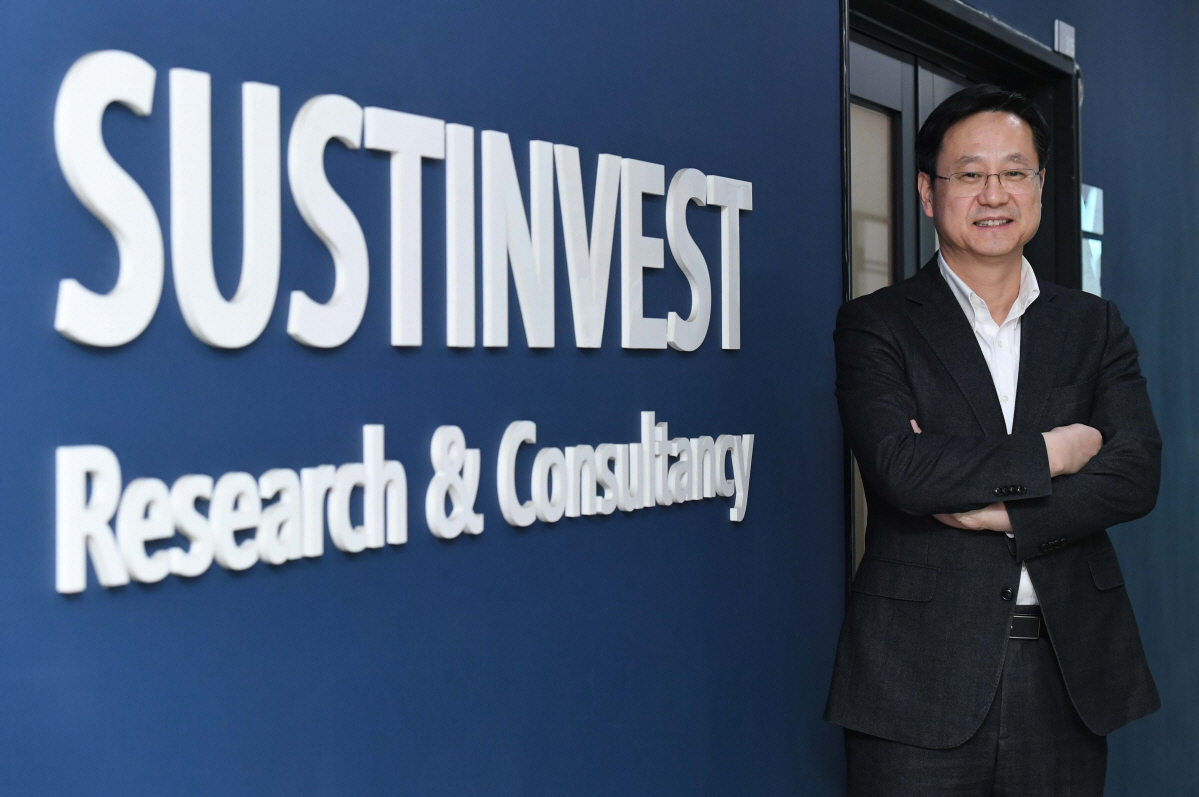 ▲류영재 서스틴베스트 대표가 서울 성동구 서스틴베스트에서 이투데이와 인터뷰에 앞서 포즈를 취하고 있다. 신태현 기자 holjjak@ (자료 이투데이)