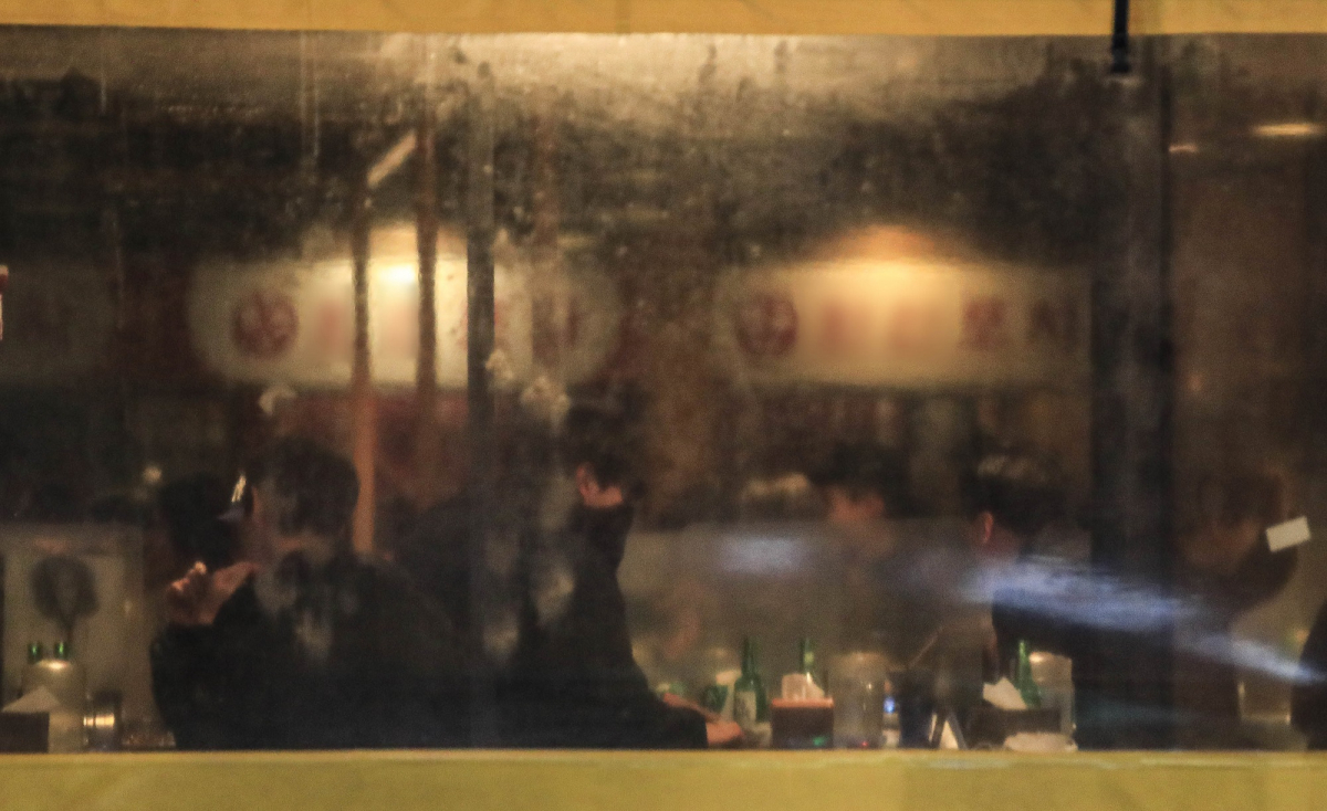 ▲수도권 사회적 거리두기가 2단계로 완화된 이후 3일차인 2월 17일 오후 서울 마포구 홍대입구 인근의 한 헌팅포차에 시민들이 모여 있다. (뉴시스)