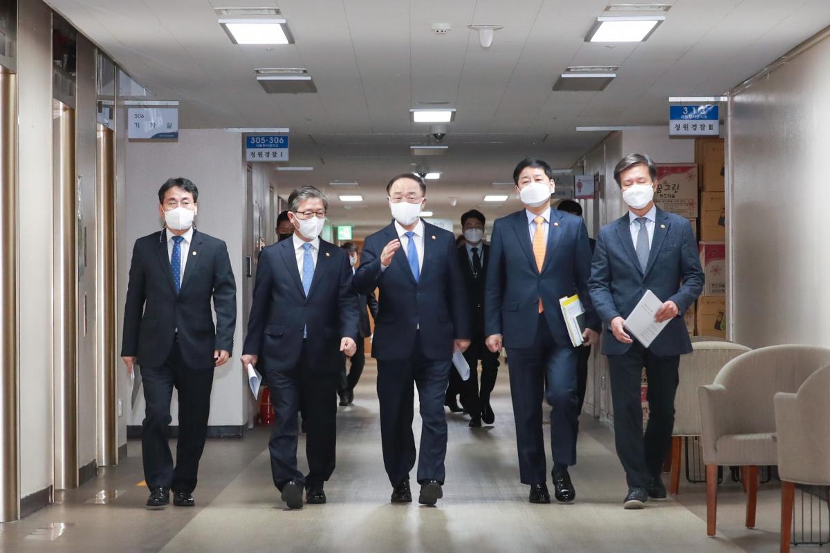 ▲홍남기 경제부총리 겸 기획재정부 장관(가운데)과 변창흠 국토교통부 장관(왼쪽 두 번째)이 LH 투기 의혹에 대한 대책을 논의하고 있다. (사진제공=국토교통부)