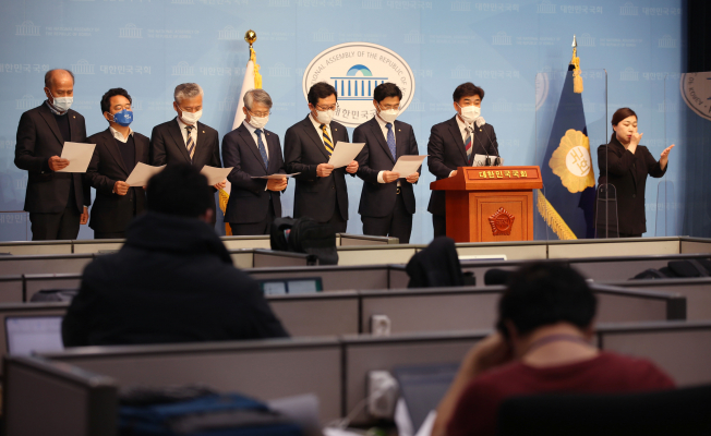 ▲더불어민주당 김병욱 의원 등 민주당 정무위원회 위원들이 9일 오후 서울 여의도 국회 소통관에서 '공직자 이해충돌 방지법 제안 기자회견'을 하고 있다. (연합뉴스)