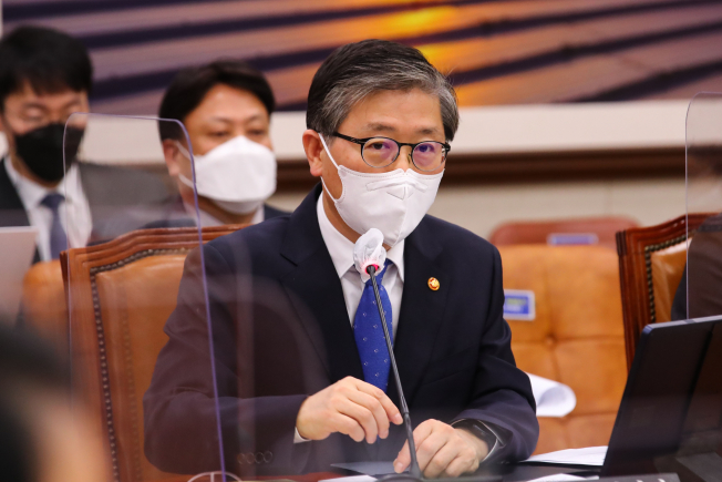 ▲변창흠 국토교통부 장관이 9일 오후 서울 여의도 국회에서 열린 국토교통위원회 전체회의에서 의원질의에 답변하고 있다. (연합뉴스)