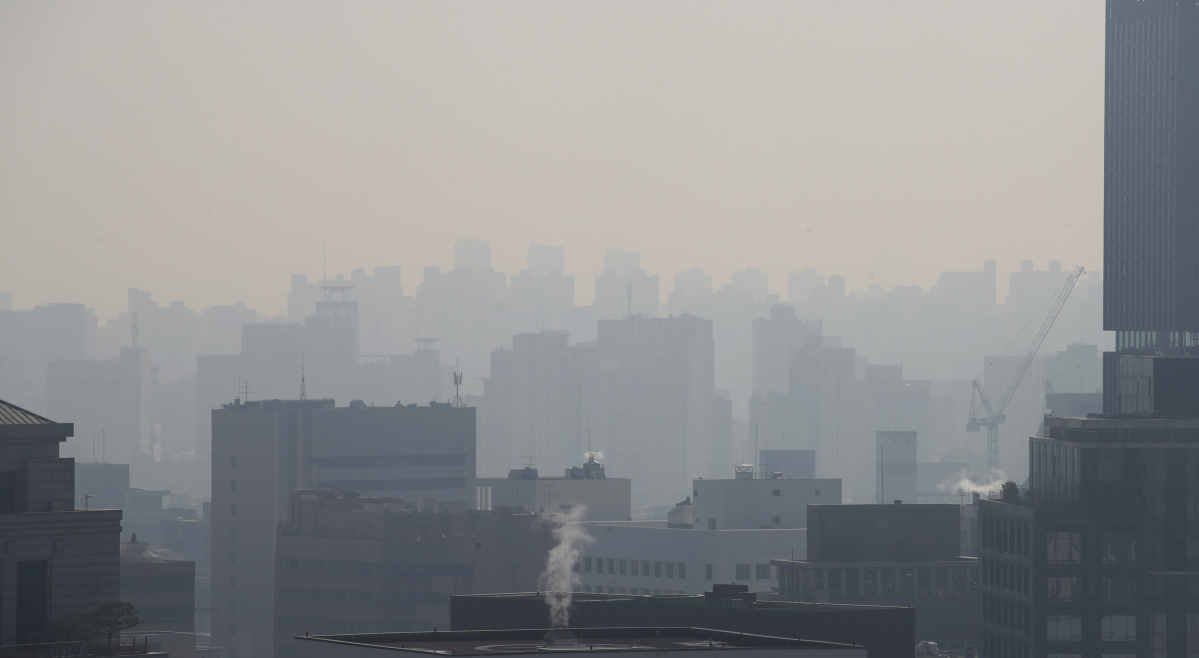 ▲서울 종로구 광화문에서 바라본 도심이 뿌옇게 잿빛을 띄고 있다. (뉴시스)