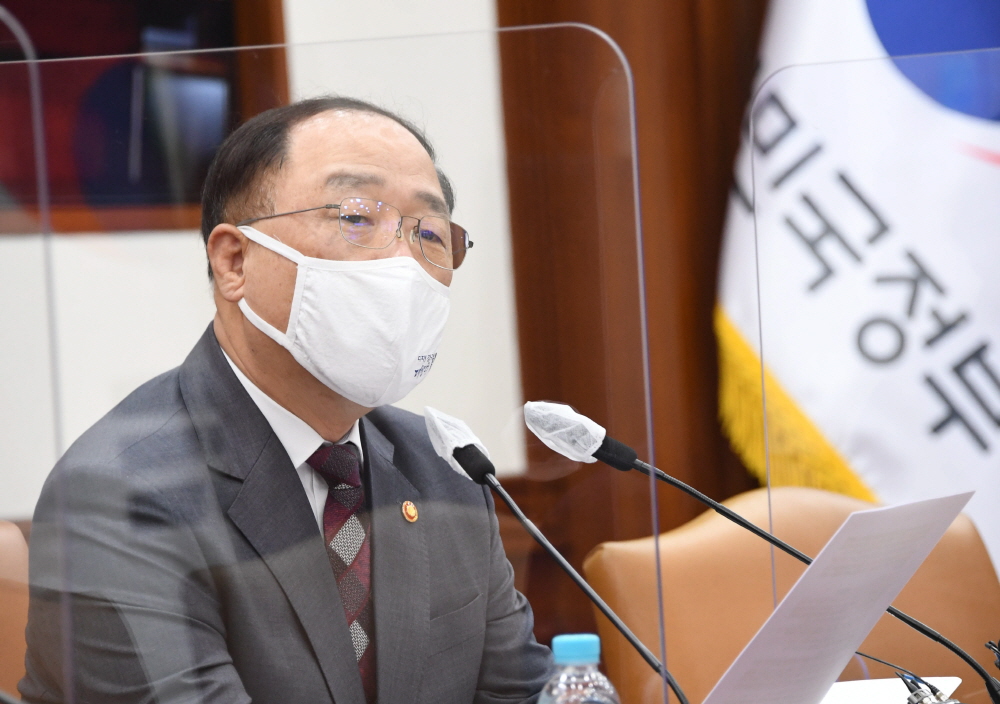 ▲홍남기 경제부총리 겸 기획재정부 장관이 3월 10일 서울 광화문 정부서울청사에서 열린 '제6차 혁신성장 BIG3 추진회의'를 주재, 모두발언을 하고 있다. (사진제공=기획재정부)