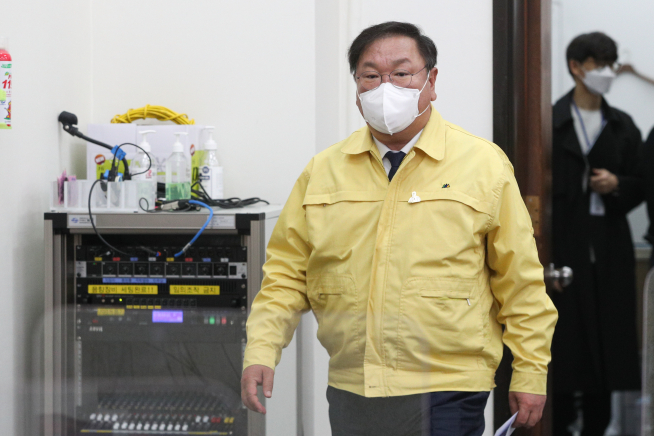 ▲더불어민주당 김태년 대표 직무대행이 10일 국회에서 열린 최고위원회의에 입장하고 있다.   (연합뉴스)