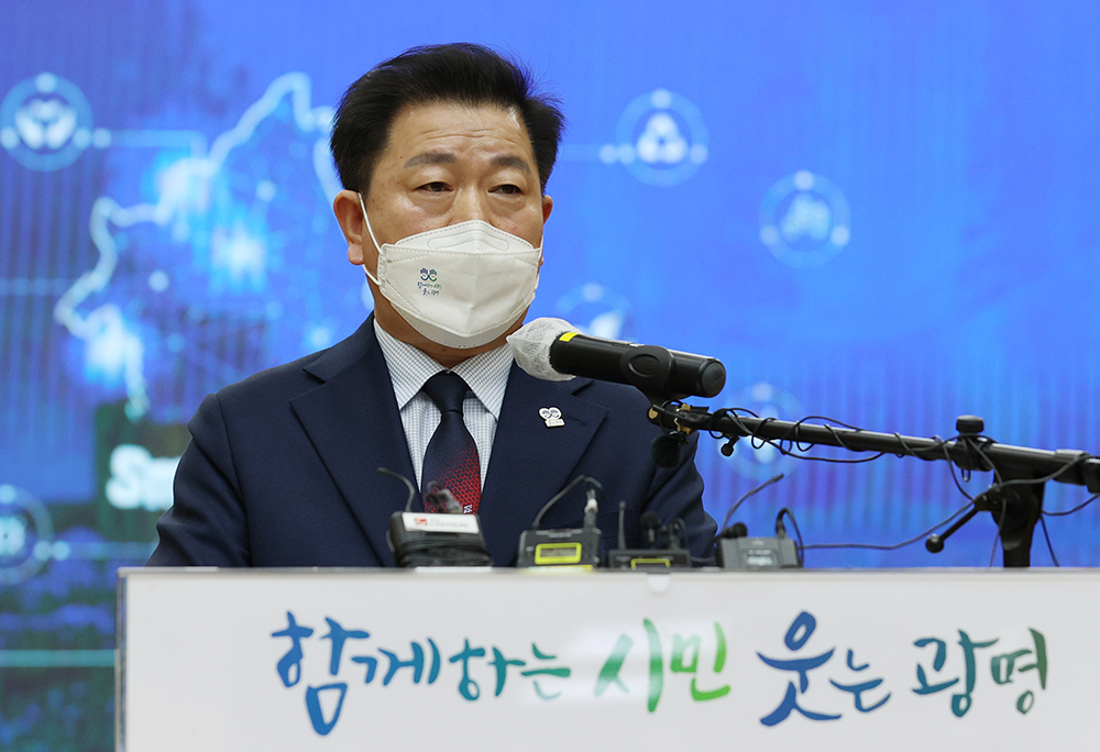 ▲박승원 광명시장이 10일 오전 경기 광명시청에서 광명시흥신도시 예정지 내 토지를 매입한 시 소속 공무원에 대한 조사 중간 결과를 발표하고 있다. (연합뉴스)