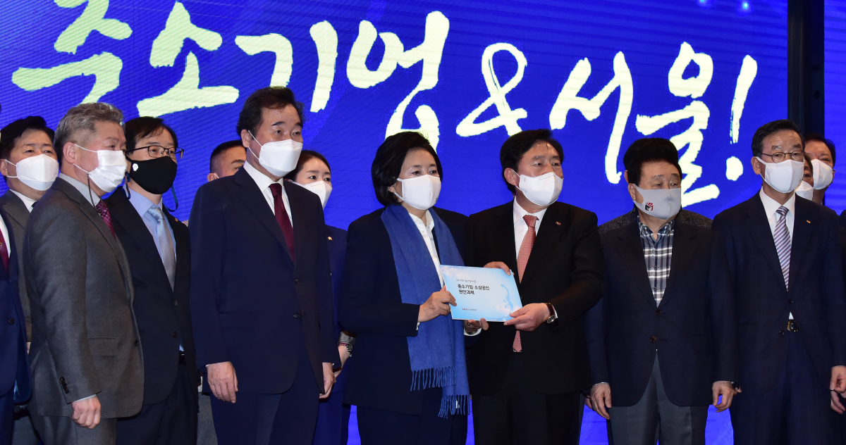 ▲더불어민주당 박영선 서울시장 후보가 10일 서울 영등포구 은행로 KBIZ 중소기업중앙회에서 열린 중소기업·소상공인 타운홀 미팅에서 김기문 중소기업중앙회장으로부터 중소기업·소상공인 현안과제를 전달받고 있다. (연합뉴스)