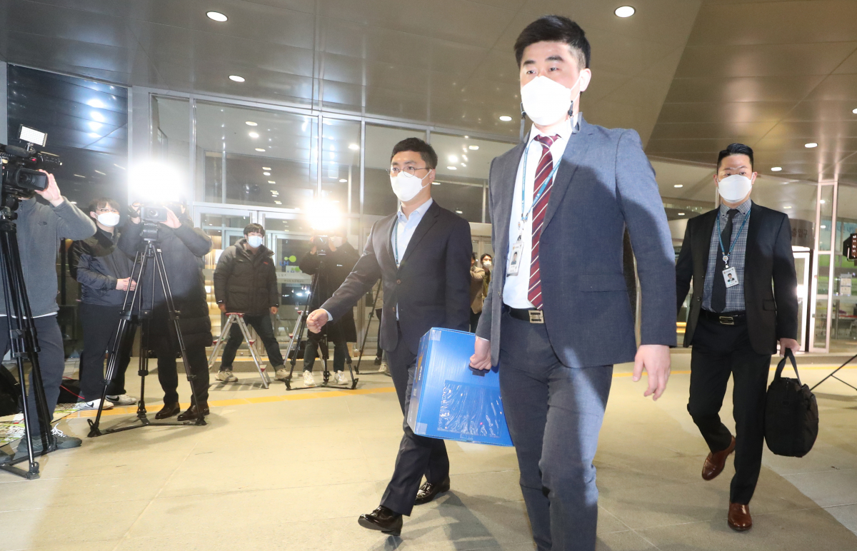 ▲경찰이 9일 오후 경남 진주시 충무공동 한국토지주택공사(LH) 본사에서 압수수색 종료 후 압수품을 들고 나오고 있다. (연합뉴스)