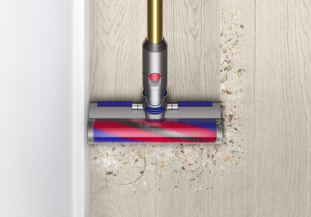 ▲다이슨 무선청소기로 먼지를 제거하는 모습. (사진제공=다이슨코리아)