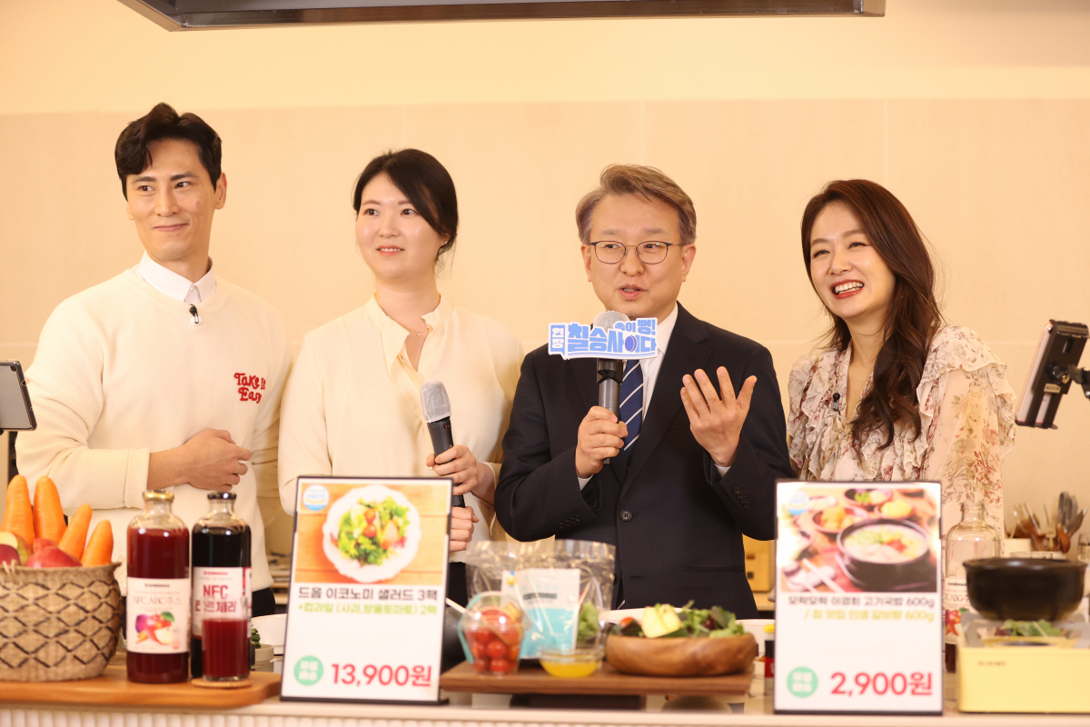 ▲10일 오후 권칠승 장관이 소상공인 제품을 홍보판매하는 라이브 커머스에 출연하고 있다. (사진제공=중소벤처기업부)